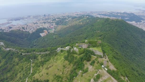 Génova, Itália. Forte Sperone é um ponto-chave das fortificações genovesas do século XIX e está localizado no topo da Mura Nuove. Vista de Génova. 4K — Vídeo de Stock