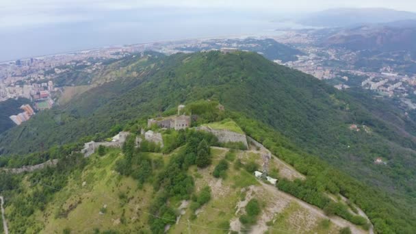 Génova, Itália. Forte Sperone é um ponto-chave das fortificações genovesas do século XIX e está localizado no topo da Mura Nuove. Vista de Génova. 4K — Vídeo de Stock