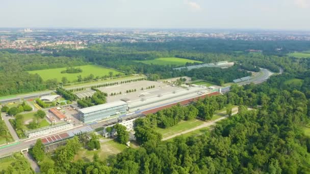 Monza, Włochy. Autodromo Nazionale Monza jest tor wyścigowy w pobliżu miasta Monza we Włoszech, na północ od Mediolanu. Miejsce Grand Prix Formuły 1. Z powietrza. 4K — Wideo stockowe