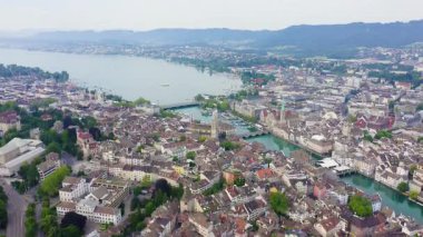 Zürih, İsviçre. Gökyüzünden şehrin panoraması. Zürih Gölü manzarası. Limmat Nehri Sona Eriş Alanı. 4K