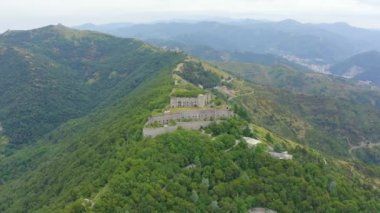 Ceneviz, İtalya. Forte Sperone, 19. yüzyıl Ceneviz tahkimatlarının önemli bir noktasıdır ve Mura Nuove 'un tepesinde yer almaktadır. 4K