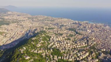 Ceneviz, İtalya. Şehrin merkezi, hava manzaralı. Limanda gemiler var. 4K