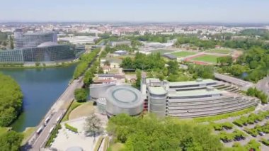 Strasbourg, Fransa. Binaların kompleksi Avrupa Parlamentosu, Avrupa İnsan Hakları Mahkemesi ve Avrupa Sarayı 'dır. 4K