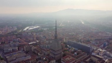 Torino, İtalya. Şehrin üzerinde uçuş. Köstebek Antonelliana. 121 metre yüksekliğinde kubbesi ve kubbesi olan bir 19. yüzyıl binası. 4K