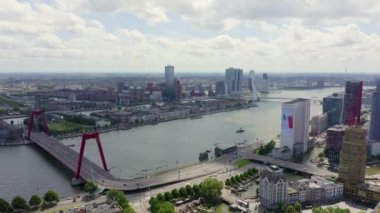 Rotterdam, Hollanda. Gökdelenli şehir merkezinin havadan görüntüsü. 4k