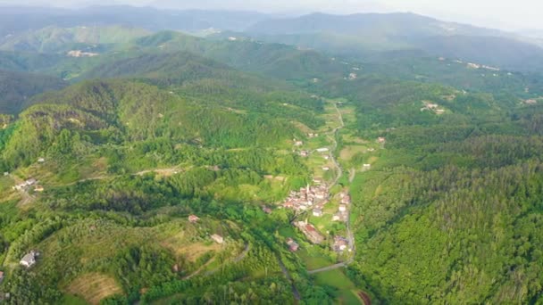 İtalya. Orman, dağlarla ve villalarla kaplıydı. Liguria Bölgesi 'ndeki Pignone bölgesi, La Spezia ili' ne bağlı. 4K — Stok video