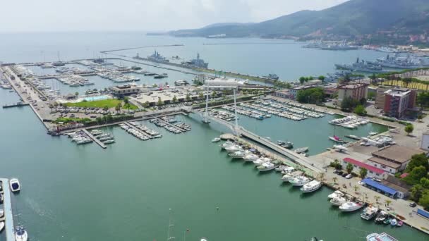 La Spezia, Olaszország. Thaon di Revel híd. Kilátás fentről. 4K — Stock videók