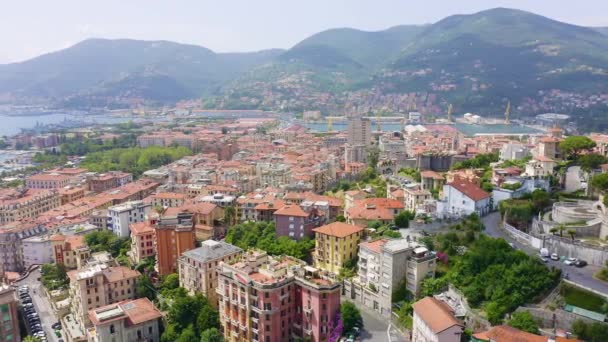 La Spezia, Olaszország. Repülés a város felett. Kilátás fentről. 4K — Stock videók