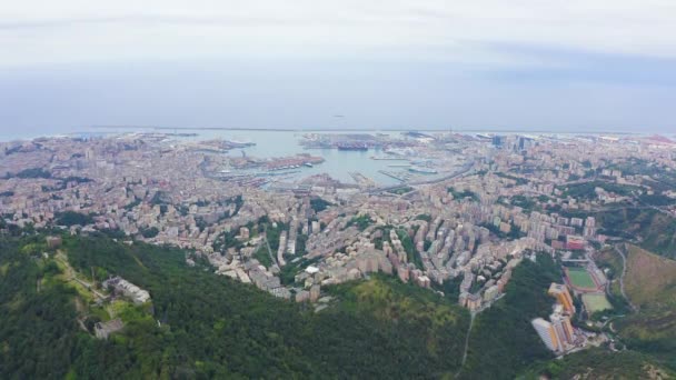 Γένοβα, Ιταλία. Κεντρικό τμήμα της πόλης, εναέρια θέα. Πλοία στο λιμάνι. 4K — Αρχείο Βίντεο