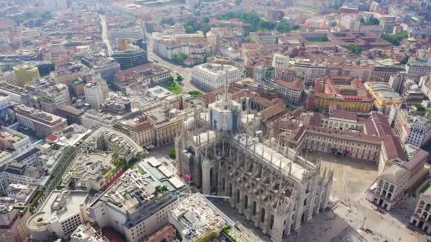 Milán, Italia. Techos de la vista aérea de la ciudad. Spiers Catedral de Milán. Clima nublado.. 4K — Vídeos de Stock