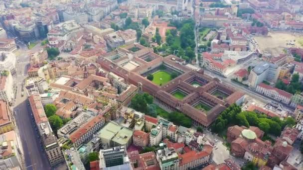 Milán, Italia. Universidad de Milán. Techos de la vista aérea de la ciudad. 4K — Vídeos de Stock