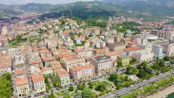 La Spezia, İtalya. Sahil boyunca uçuş, Viale Italia caddesi. Yukarıdan bak. 4K — Stok video