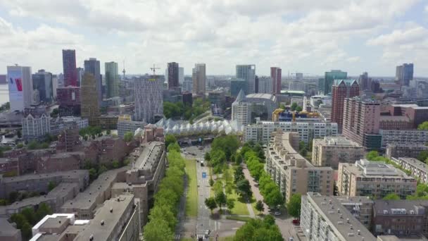 Rotterdam, Países Bajos. Panorama de la parte comercial de la ciudad. Casas cúbicas Kijk-Kubus y Markthol. 4K — Vídeo de stock