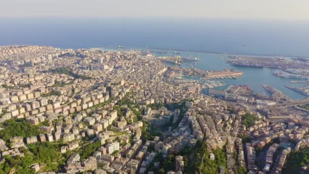 Génova, Italia. Parte central de la ciudad, vista aérea. Naves en el puerto. 4K — Vídeos de Stock