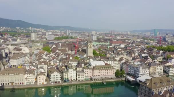 Zürich, Schweiz. Stadtpanorama aus der Luft. Kirche St. Peter. 4K — Stockvideo