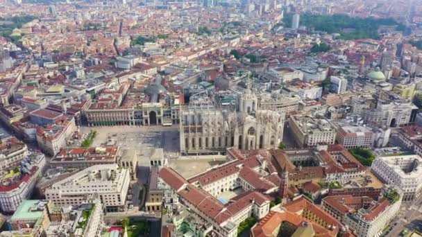 Milão, Itália. Telhados da vista aérea da cidade. Catedral Spiers Milan. Tempo nublado.. 4K — Vídeo de Stock