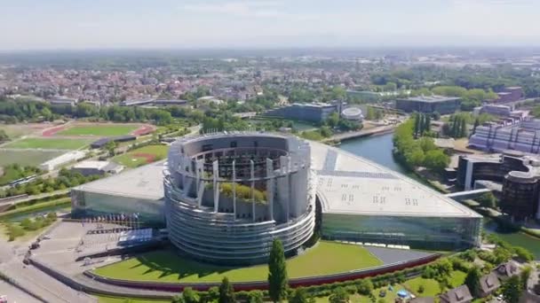 Strasbourg, Frankrike. Komplexet av byggnader är Europaparlamentet, Europeiska domstolen för de mänskliga rättigheterna, Europas palats. 4K — Stockvideo