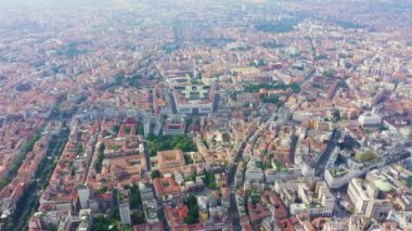Milan, İtalya. Şehrin havadan manzaralı çatıları. Hava bulutlu. 4K