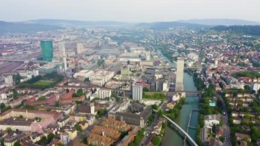 Zürih, İsviçre. Gökyüzünden şehrin panoraması. Gewerbeschule bölgesi, Limmat nehri. 4K