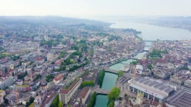 Zürih, İsviçre. Gökyüzünden şehrin panoraması. Zürih Gölü manzarası. Limmat Nehri Sona Eriş Alanı. 4K