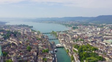 Zürih, İsviçre. Gökyüzünden şehrin panoraması. Zürih Gölü manzarası. Limmat Nehri Sona Eriş Alanı. 4K