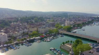 Zürih, İsviçre. Gökyüzünden şehrin panoraması. Zürih Gölü manzarası. Limmat Nehri Akış Noktası, Kvaybrucke Köprüsü, Sechselautenplatz Meydanı. 4K