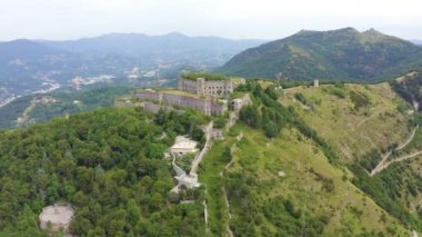 Ceneviz, İtalya. Forte Sperone, 19. yüzyıl Ceneviz tahkimatlarının önemli bir noktasıdır ve Mura Nuove 'un tepesinde yer almaktadır. Ceneviz manzarası. 4K