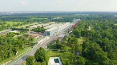 Monza, İtalya. Autodromo Nazionale Monza, İtalya 'nın Monza kenti yakınlarında Milano' nun kuzeyinde yer alan bir yarış pisti. Formula 1 Grand Prix 'nin yeri. Havadan. 4K