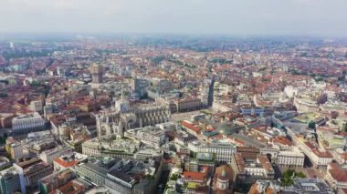 Milan, İtalya. Şehrin havadan manzaralı çatıları. Hava bulutlu. 4K
