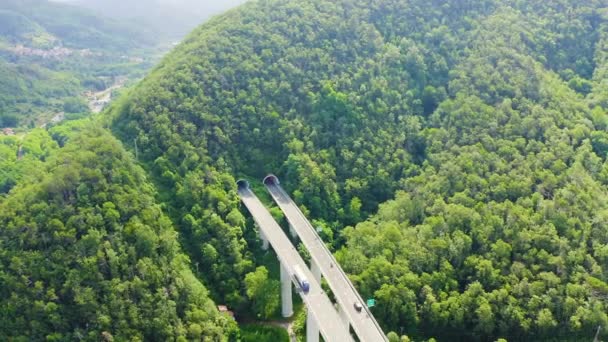 Itálie, provincie La Spezia, A12. Evropská trasa E80 (Transevropská dálnice nebo TEM). Horská část s mosty a tunely. 4K — Stock video