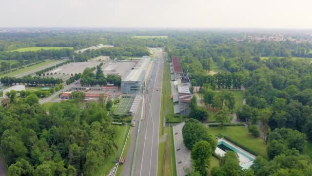 Monza, Italia. Autodromo Nazionale Monza es una pista de carreras cerca de la ciudad de Monza en Italia, al norte de Milán. Lugar del Gran Premio de Fórmula 1. Desde el aire. 4K — Vídeo de stock