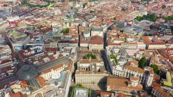 Milaan, Italië. Daken van de stad vanuit de lucht. Bewolkt weer. 4K — Stockvideo