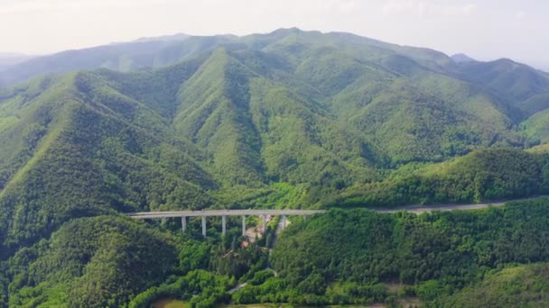 Itálie, provincie La Spezia, A12. Evropská trasa E80 (Transevropská dálnice nebo TEM). Horská část s mosty a tunely. 4K — Stock video