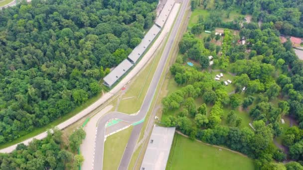 Monza, Italia. Autodromo Nazionale Monza este o pistă de curse în apropierea orașului Monza din Italia, la nord de Milano. Locul de desfășurare al Marelui Premiu al Formulei 1. Din aer. 4K — Videoclip de stoc