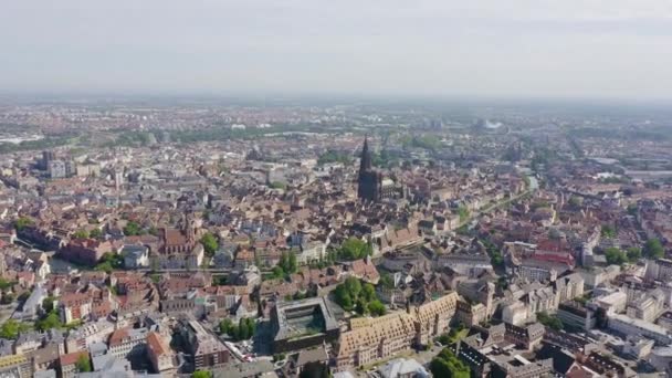 Strasbourg, Franciaország. A város történelmi része, a strasbourgi székesegyház. 4K — Stock videók