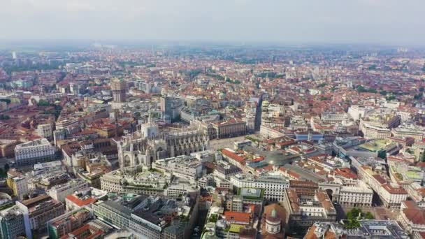 Milano, Italia. Tetti della città vista aerea. Tempo nuvoloso. 4K — Video Stock