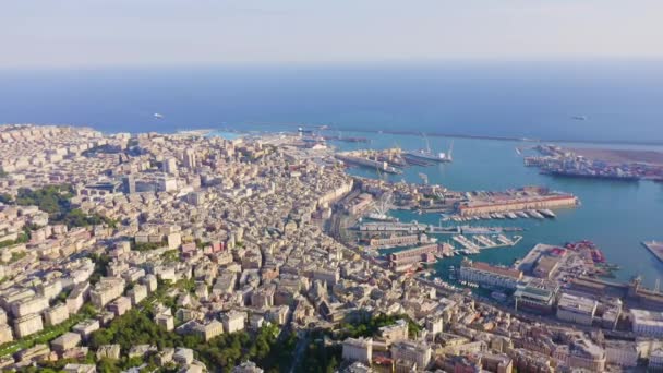 Genua, Italië. Centraal deel van de stad, vanuit de lucht. Schepen in de haven. 4K — Stockvideo