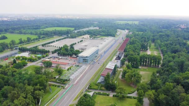 Monza, Itália. Autodromo Nazionale Monza é uma pista de corrida perto da cidade de Monza, na Itália, ao norte de Milão. Local do Grande Prémio de Fórmula 1. Do ar. 4K — Vídeo de Stock