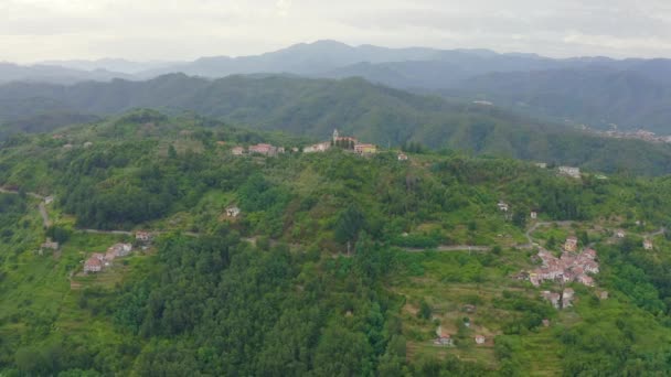 イタリアだ。森に覆われた山やヴィラ。リグーリア州、ラ・スペツィアの地域でPignoneの領土。4K — ストック動画