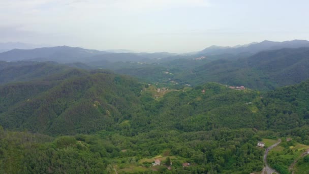 İtalya. Orman, dağlarla ve villalarla kaplıydı. Liguria Bölgesi 'ndeki Pignone bölgesi, La Spezia ili' ne bağlı. 4K — Stok video