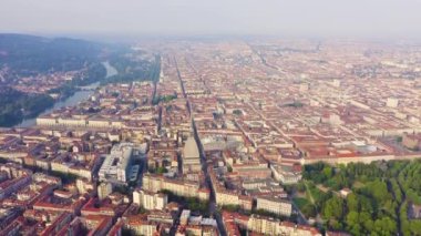 Torino, İtalya. Şehrin üzerinde uçuş. Tarihi merkez, üst görünüm. 4K