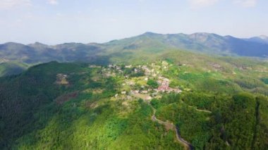 Mattarana, İtalya. La Spezia ili. Dağlık arazide. Yukarıdan bak. 4K