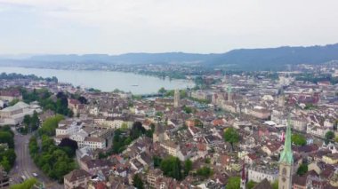Zürih, İsviçre. Gökyüzünden şehrin panoraması. Zürih Gölü manzarası. Limmat Nehri Sona Eriş Alanı. 4K
