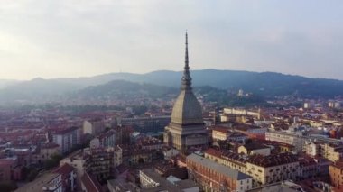 Torino, İtalya. Şehrin üzerinde uçuş. Köstebek Antonelliana. 121 metre yüksekliğinde kubbesi ve kubbesi olan bir 19. yüzyıl binası. 4K