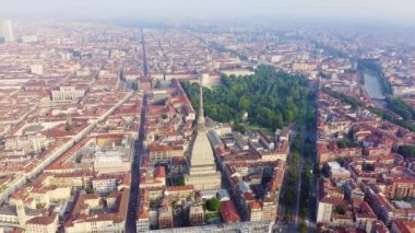 Torino, İtalya. Şehrin üzerinde uçuş. Köstebek Antonelliana. 121 metre yüksekliğinde kubbesi ve kubbesi olan bir 19. yüzyıl binası. 4K