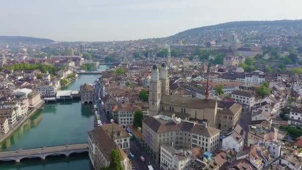 Zurich, Suiza. Panorama de la ciudad desde el aire. Limmat River Flow Point, puente Kvaybrucke, plaza Sechselautenplatz. 4K — Vídeo de stock