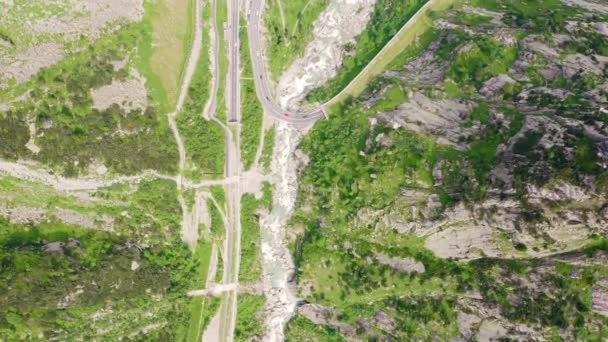 スイスのチューリッヒ。空気から街のパノラマ。チューリッヒ湖の眺め。リムマット川探検サイト。4K — ストック動画