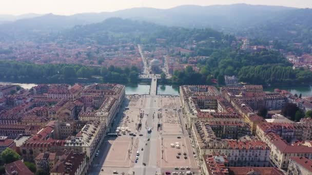 Turijn, Italië. Vlucht over de stad. Vittorio Veneto plein, katholieke parochiekerk Gran Madre Di Dio. 4K — Stockvideo