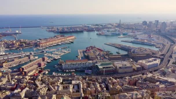 Genova i Italia. Midt i byen, utsikt fra luften. Skip i havnen. 4K – stockvideo