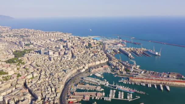 Genua, Italië. Centraal deel van de stad, vanuit de lucht. Schepen in de haven. 4K — Stockvideo